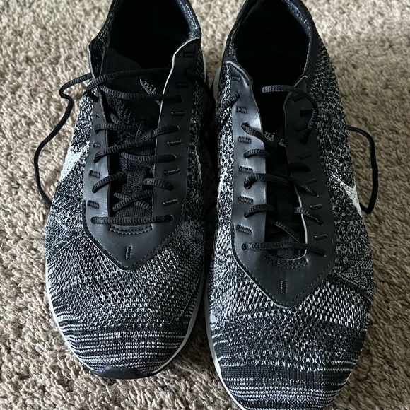 Nike Air Max Flyknit Racer - Picture 2 of 5